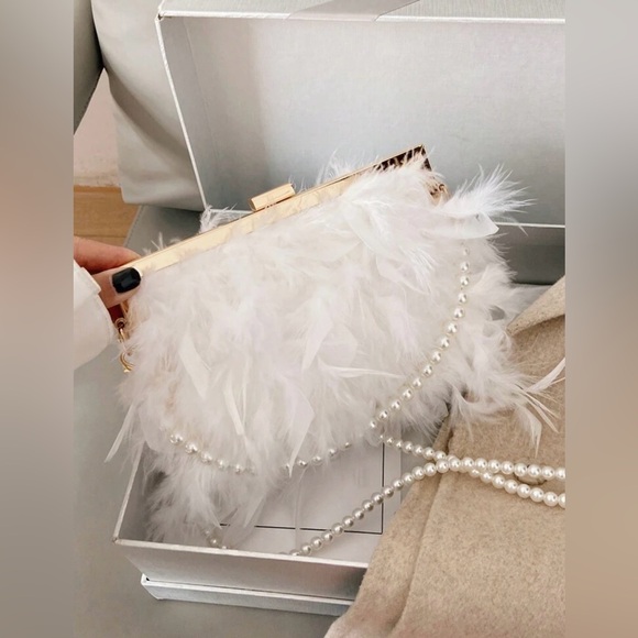 White and Gold Bag with Style and Elegance - Picture 1 of 4